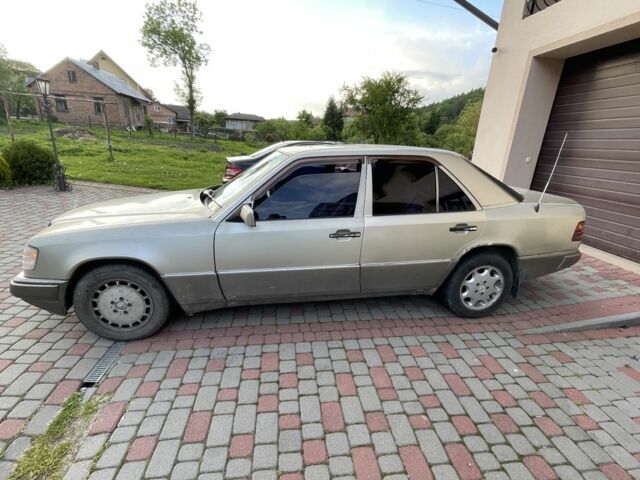 Сірий Мерседес Е-Клас, об'ємом двигуна 2 л та пробігом 300 тис. км за 1650 $, фото 17 на Automoto.ua