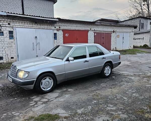 Серый Мерседес Е-Класс, объемом двигателя 2.3 л и пробегом 405 тыс. км за 1950 $, фото 4 на Automoto.ua