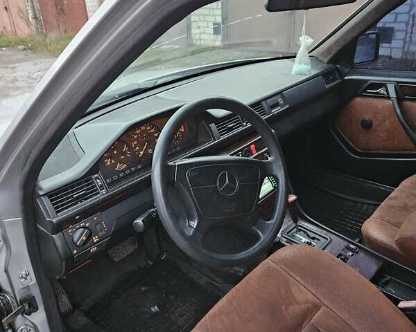 Серый Мерседес Е-Класс, объемом двигателя 2.3 л и пробегом 405 тыс. км за 1950 $, фото 14 на Automoto.ua