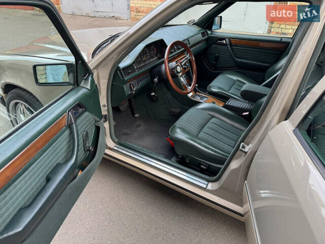 Серый Мерседес Е-Класс, объемом двигателя 2.3 л и пробегом 400 тыс. км за 4999 $, фото 8 на Automoto.ua