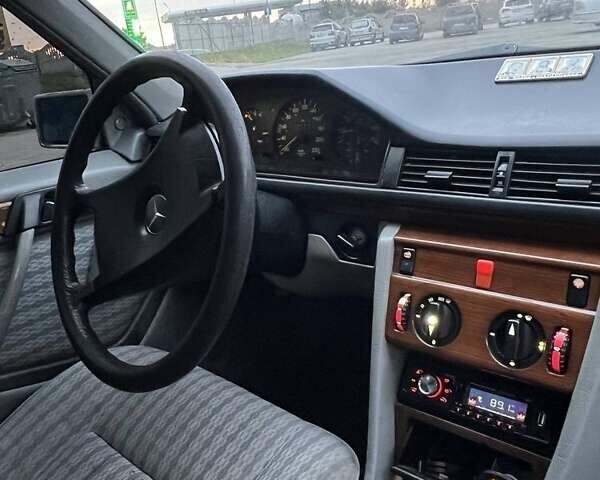 Серый Мерседес Е-Класс, объемом двигателя 2.3 л и пробегом 376 тыс. км за 1600 $, фото 7 на Automoto.ua