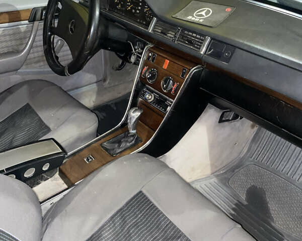 Сірий Мерседес Е-Клас, об'ємом двигуна 2 л та пробігом 300 тис. км за 1600 $, фото 11 на Automoto.ua