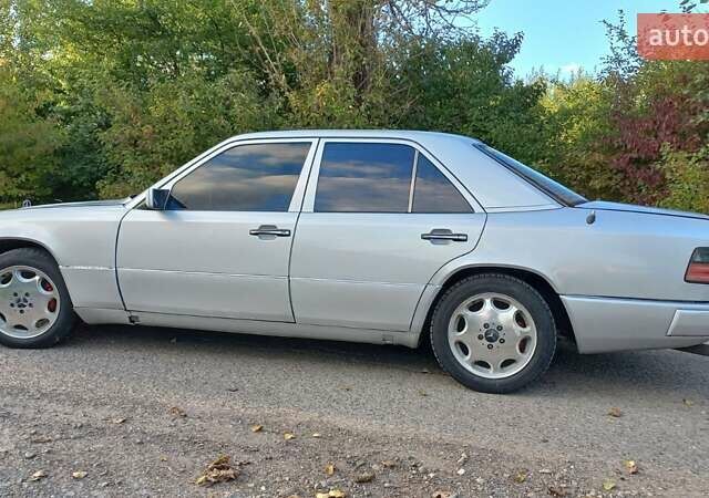 Мерседес Е-Класс 1990 в Жидачов на Automoto.ua Серый Мерседес Е-Класс, объемом двигателя 2 л и пробегом 365 тыс. км за 2300 $, фото 4 на Automoto.ua