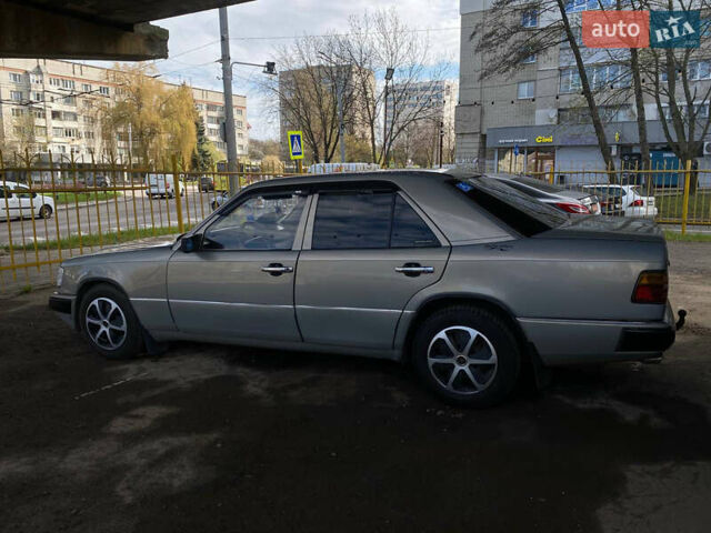 Сірий Мерседес Е-Клас, об'ємом двигуна 2 л та пробігом 371 тис. км за 2500 $, фото 3 на Automoto.ua