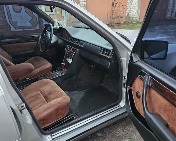 Серый Мерседес Е-Класс, объемом двигателя 2.3 л и пробегом 405 тыс. км за 1950 $, фото 17 на Automoto.ua