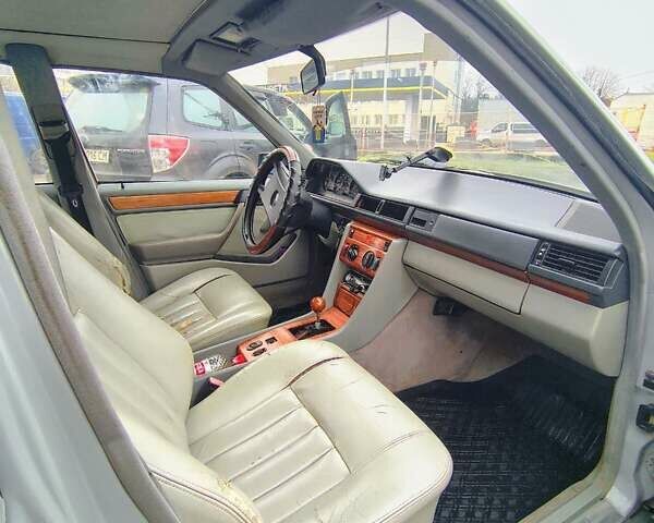 Сірий Мерседес Е-Клас, об'ємом двигуна 1.99 л та пробігом 403 тис. км за 2999 $, фото 10 на Automoto.ua