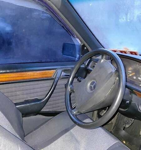 Серый Мерседес Е-Класс, объемом двигателя 2.5 л и пробегом 443 тыс. км за 2000 $, фото 3 на Automoto.ua