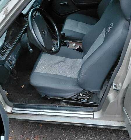 Серый Мерседес Е-Класс, объемом двигателя 2.5 л и пробегом 443 тыс. км за 2000 $, фото 5 на Automoto.ua