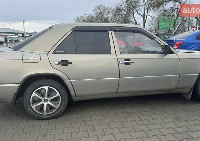 Серый Мерседес Е-Класс, объемом двигателя 2 л и пробегом 430 тыс. км за 1500 $, фото 10 на Automoto.ua