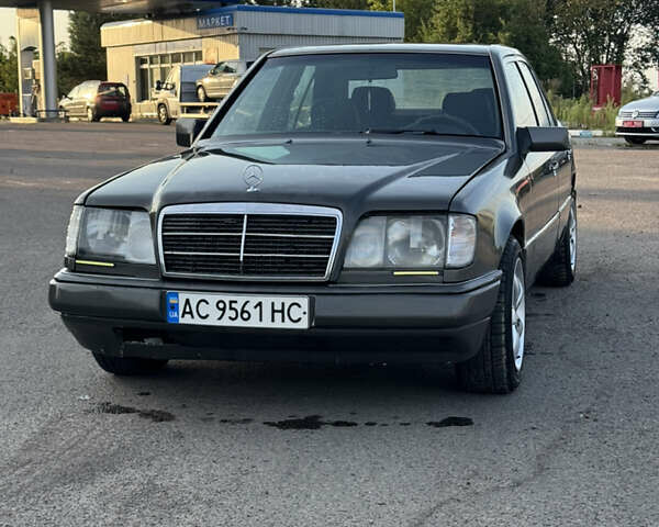 Серый Мерседес Е-Класс, объемом двигателя 2.3 л и пробегом 300 тыс. км за 2150 $, фото 1 на Automoto.ua