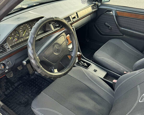 Серый Мерседес Е-Класс, объемом двигателя 2.3 л и пробегом 300 тыс. км за 2150 $, фото 13 на Automoto.ua