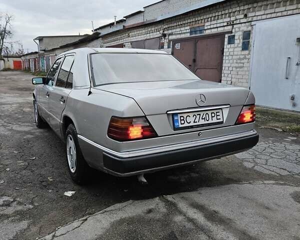 Серый Мерседес Е-Класс, объемом двигателя 2.3 л и пробегом 405 тыс. км за 1950 $, фото 1 на Automoto.ua