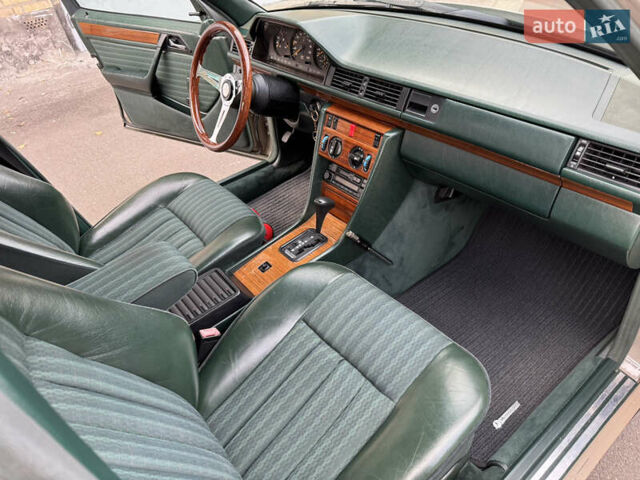 Серый Мерседес Е-Класс, объемом двигателя 2.3 л и пробегом 400 тыс. км за 4999 $, фото 12 на Automoto.ua