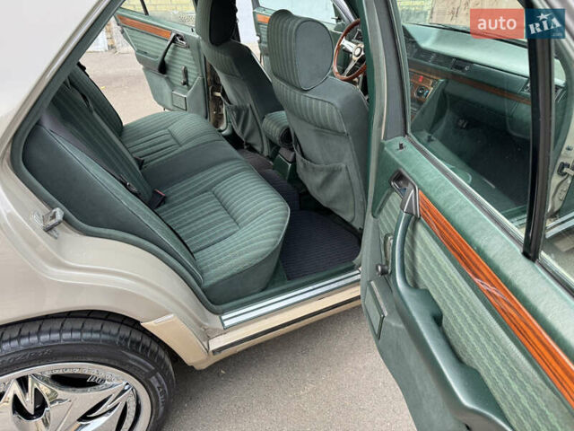 Серый Мерседес Е-Класс, объемом двигателя 2.3 л и пробегом 400 тыс. км за 4999 $, фото 11 на Automoto.ua