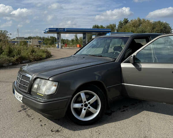 Серый Мерседес Е-Класс, объемом двигателя 2.3 л и пробегом 300 тыс. км за 2150 $, фото 19 на Automoto.ua