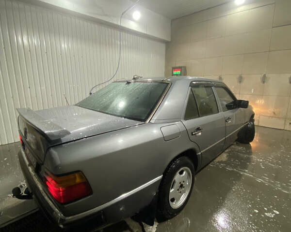 Сірий Мерседес Е-Клас, об'ємом двигуна 2 л та пробігом 300 тис. км за 1600 $, фото 5 на Automoto.ua