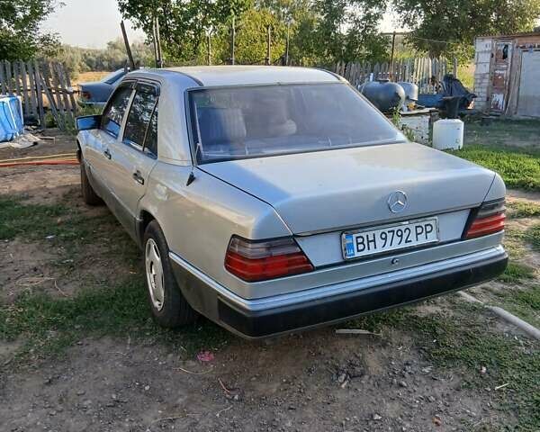 Сірий Мерседес Е-Клас, об'ємом двигуна 2 л та пробігом 300 тис. км за 2400 $, фото 2 на Automoto.ua