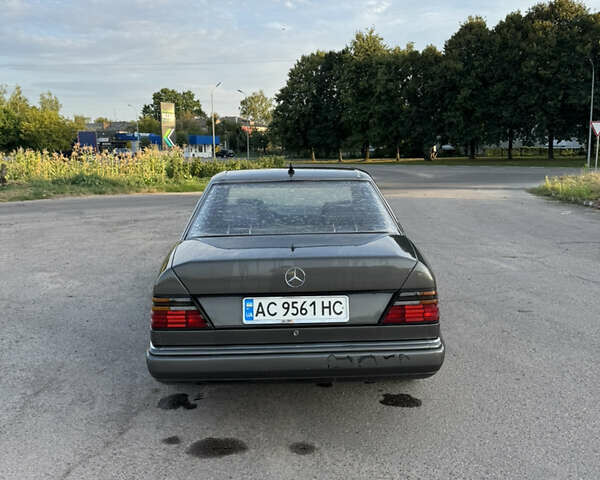 Серый Мерседес Е-Класс, объемом двигателя 2.3 л и пробегом 300 тыс. км за 2150 $, фото 7 на Automoto.ua