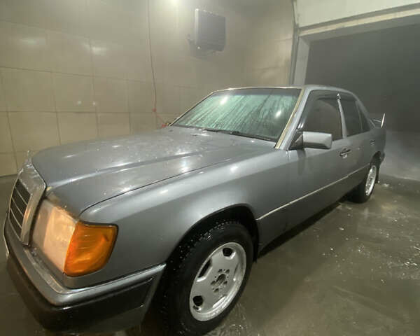 Сірий Мерседес Е-Клас, об'ємом двигуна 2 л та пробігом 300 тис. км за 1600 $, фото 8 на Automoto.ua