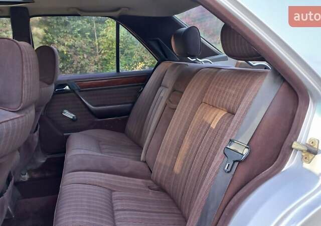 Мерседес Е-Класс 1990 в Жидачов на Automoto.ua Серый Мерседес Е-Класс, объемом двигателя 2 л и пробегом 365 тыс. км за 2300 $, фото 1 на Automoto.ua