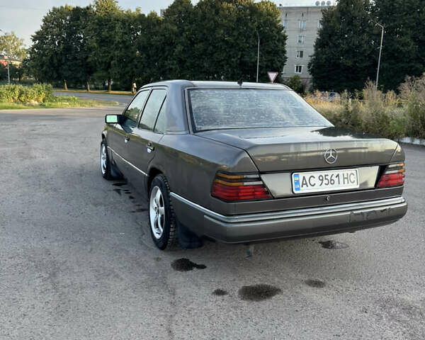 Серый Мерседес Е-Класс, объемом двигателя 2.3 л и пробегом 300 тыс. км за 2150 $, фото 5 на Automoto.ua