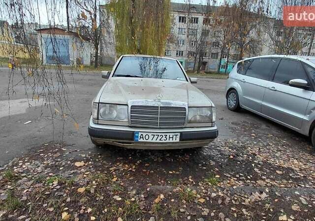 Серый Мерседес Е-Класс, объемом двигателя 2.5 л и пробегом 443 тыс. км за 2000 $, фото 2 на Automoto.ua