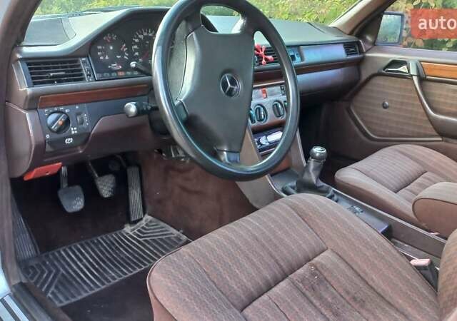 Мерседес Е-Класс 1990 в Жидачов на Automoto.ua Серый Мерседес Е-Класс, объемом двигателя 2 л и пробегом 365 тыс. км за 2300 $, фото 2 на Automoto.ua