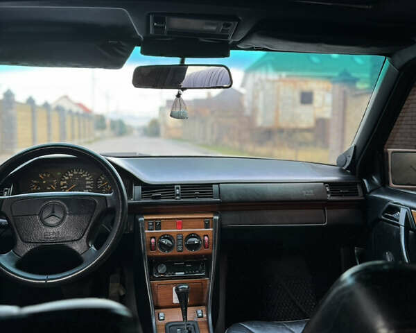 Серый Мерседес Е-Класс, объемом двигателя 2.6 л и пробегом 250 тыс. км за 3450 $, фото 15 на Automoto.ua