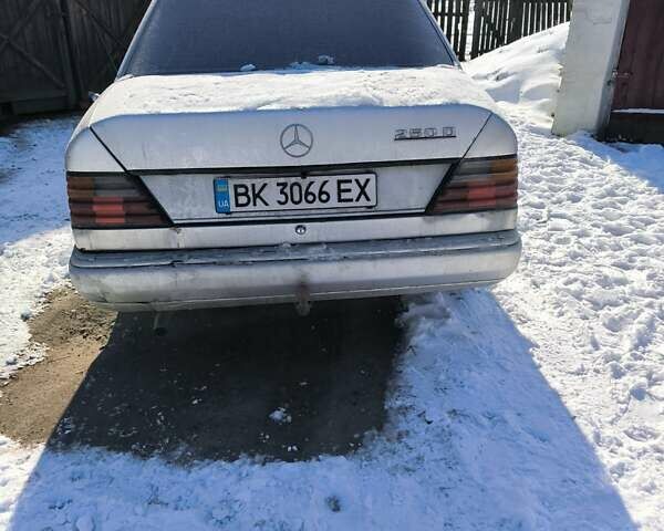 Серый Мерседес Е-Класс, объемом двигателя 2.5 л и пробегом 400 тыс. км за 1850 $, фото 2 на Automoto.ua