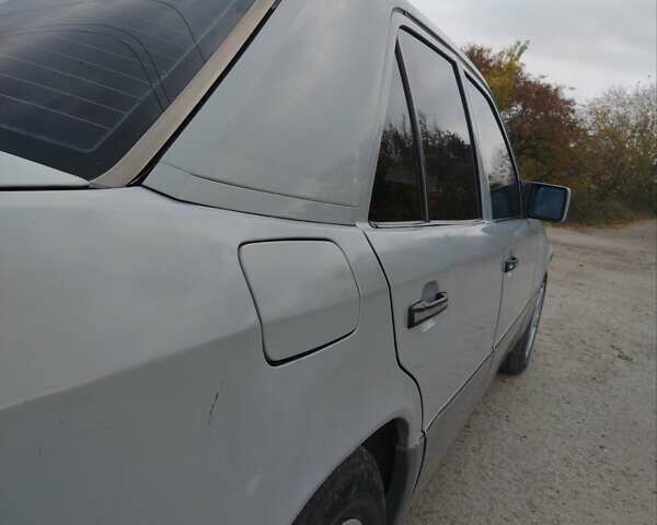 Мерседес Е-Класс 1991 в Каменце-Подольском на Automoto.ua Серый Мерседес Е-Класс, объемом двигателя 2.3 л и пробегом 290 тыс. км за 2750 $, фото 8 на Automoto.ua
