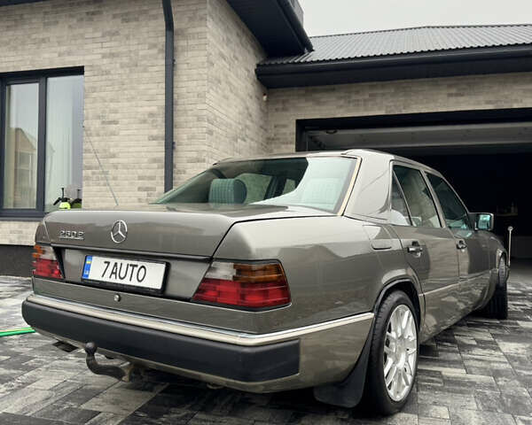 Серый Мерседес Е-Класс, объемом двигателя 2.6 л и пробегом 400 тыс. км за 4800 $, фото 8 на Automoto.ua