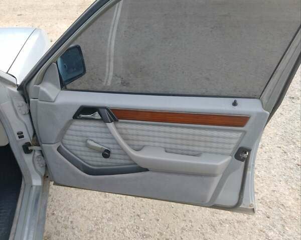 Мерседес Е-Класс 1991 в Каменце-Подольском на Automoto.ua Серый Мерседес Е-Класс, объемом двигателя 2.3 л и пробегом 290 тыс. км за 2750 $, фото 19 на Automoto.ua