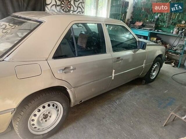 Серый Мерседес Е-Класс, объемом двигателя 2.6 л и пробегом 320 тыс. км за 1600 $, фото 1 на Automoto.ua