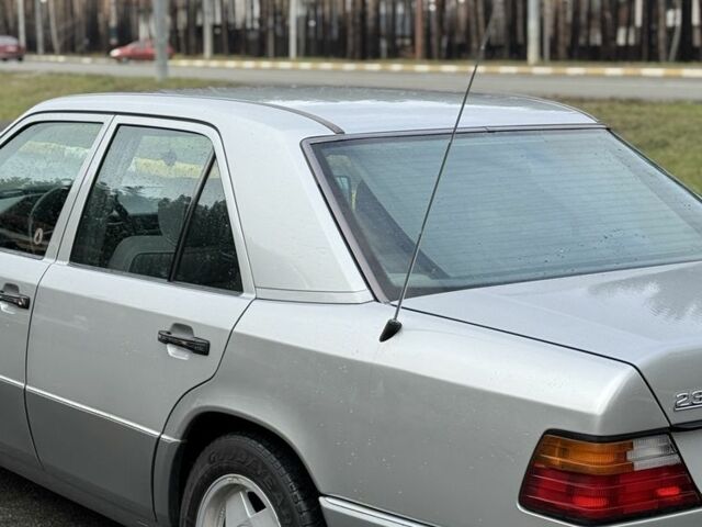 Серый Мерседес Е-Класс, объемом двигателя 2.3 л и пробегом 163 тыс. км за 8000 $, фото 2 на Automoto.ua