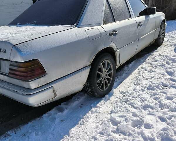 Серый Мерседес Е-Класс, объемом двигателя 2.5 л и пробегом 400 тыс. км за 1850 $, фото 5 на Automoto.ua