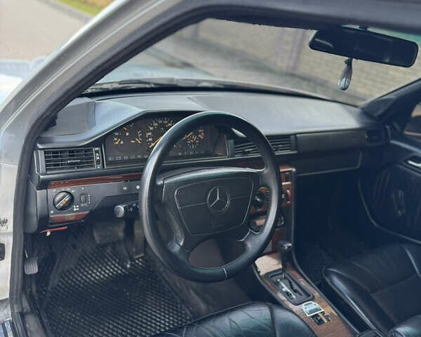 Серый Мерседес Е-Класс, объемом двигателя 2.6 л и пробегом 250 тыс. км за 3450 $, фото 16 на Automoto.ua