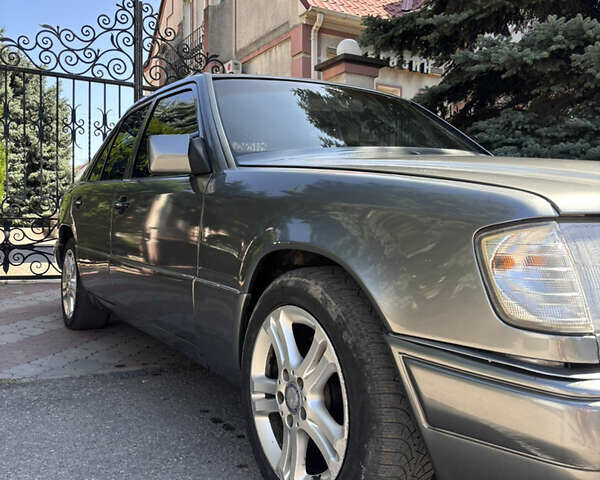 Серый Мерседес Е-Класс, объемом двигателя 2.3 л и пробегом 400 тыс. км за 2350 $, фото 2 на Automoto.ua