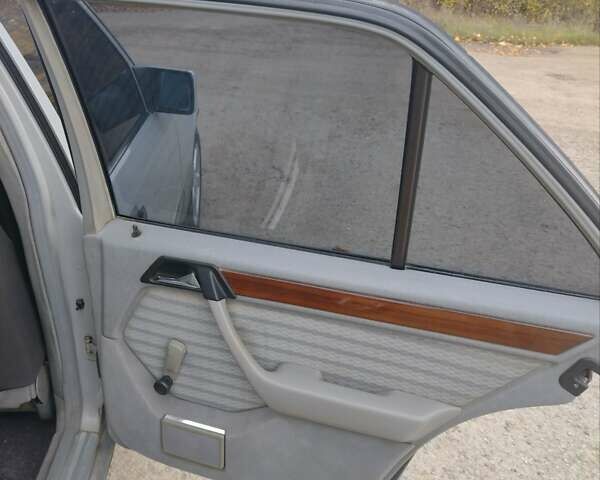 Мерседес Е-Класс 1991 в Каменце-Подольском на Automoto.ua Серый Мерседес Е-Класс, объемом двигателя 2.3 л и пробегом 290 тыс. км за 2750 $, фото 18 на Automoto.ua