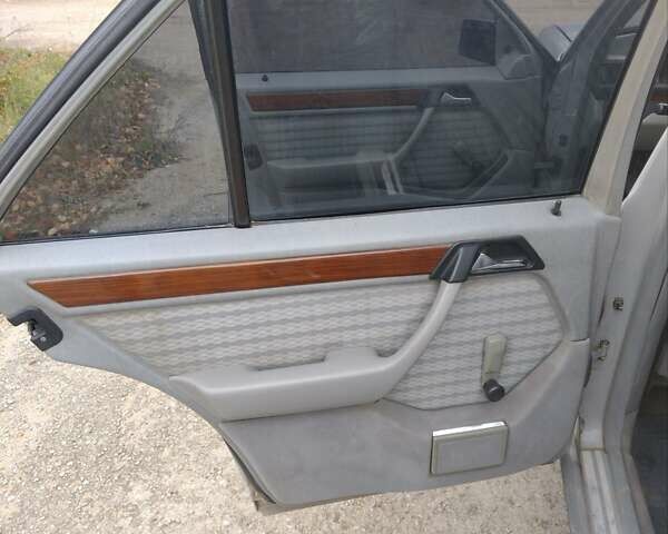Мерседес Е-Класс 1991 в Каменце-Подольском на Automoto.ua Серый Мерседес Е-Класс, объемом двигателя 2.3 л и пробегом 290 тыс. км за 2750 $, фото 17 на Automoto.ua