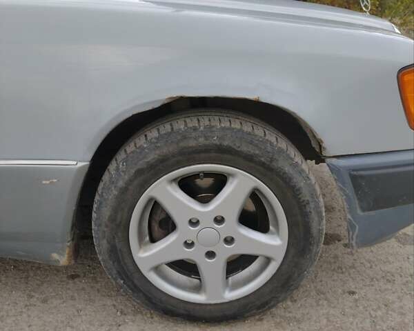 Мерседес Е-Класс 1991 в Каменце-Подольском на Automoto.ua Серый Мерседес Е-Класс, объемом двигателя 2.3 л и пробегом 290 тыс. км за 2750 $, фото 10 на Automoto.ua
