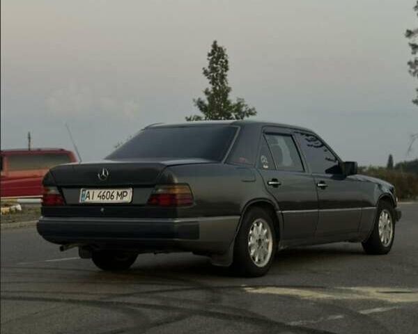 Сірий Мерседес Е-Клас, об'ємом двигуна 2 л та пробігом 600 тис. км за 1425 $, фото 4 на Automoto.ua