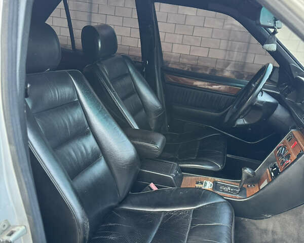 Серый Мерседес Е-Класс, объемом двигателя 2.6 л и пробегом 250 тыс. км за 3450 $, фото 18 на Automoto.ua