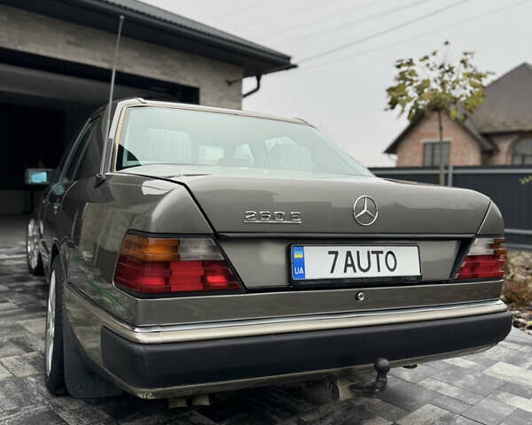 Серый Мерседес Е-Класс, объемом двигателя 2.6 л и пробегом 400 тыс. км за 4400 $, фото 10 на Automoto.ua