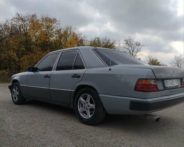 Мерседес Е-Класс 1991 в Каменце-Подольском на Automoto.ua Серый Мерседес Е-Класс, объемом двигателя 2.3 л и пробегом 290 тыс. км за 2750 $, фото 5 на Automoto.ua
