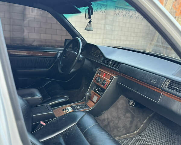 Серый Мерседес Е-Класс, объемом двигателя 2.6 л и пробегом 250 тыс. км за 3450 $, фото 17 на Automoto.ua