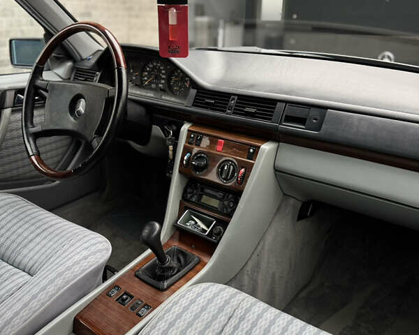 Серый Мерседес Е-Класс, объемом двигателя 2.6 л и пробегом 400 тыс. км за 4800 $, фото 13 на Automoto.ua