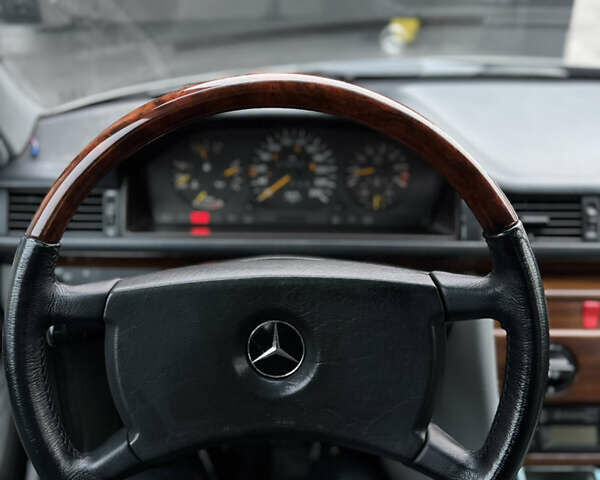 Серый Мерседес Е-Класс, объемом двигателя 2.6 л и пробегом 400 тыс. км за 4400 $, фото 18 на Automoto.ua