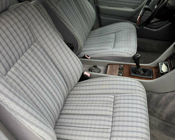 Серый Мерседес Е-Класс, объемом двигателя 2.6 л и пробегом 400 тыс. км за 4400 $, фото 14 на Automoto.ua