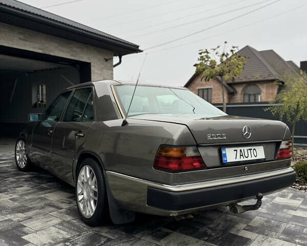 Серый Мерседес Е-Класс, объемом двигателя 2.6 л и пробегом 400 тыс. км за 4800 $, фото 9 на Automoto.ua