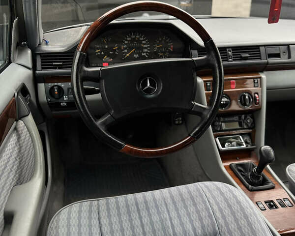 Серый Мерседес Е-Класс, объемом двигателя 2.6 л и пробегом 400 тыс. км за 4400 $, фото 13 на Automoto.ua